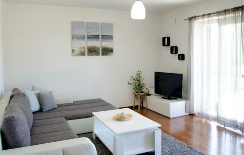 Smrika Apartment | Cozy Apartment In Smrika With Kitchen