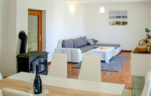 Smrika Apartment | Cozy Apartment In Smrika With Kitchen