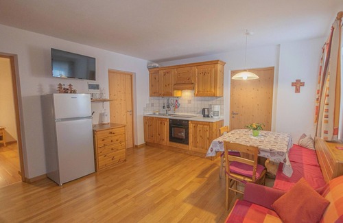 Caminata di Tures Apartment | Cozy 'Apartment Enzian' with Mountain View, Wi-Fi, Garden & Terrace