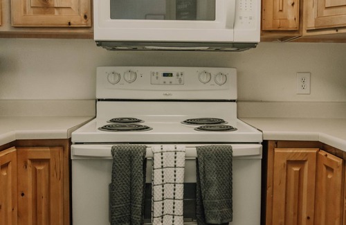 Midvale Apartment | Cozy apartment with hot tub/pool only minutes from canyons!