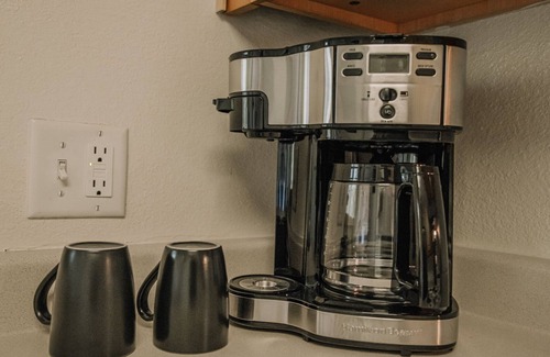 Midvale Apartment | Cozy apartment with hot tub/pool only minutes from canyons!