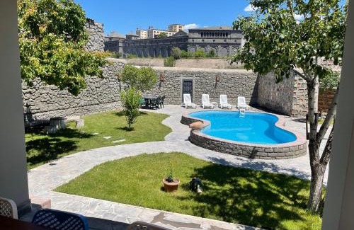 Kentron Apartment | Cozy Apartment With The Best Patio and Swimming pool