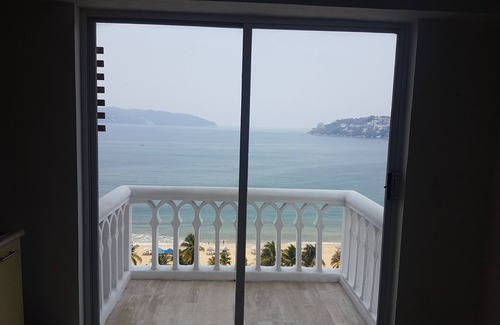 Las Playas Apartment | Cozy apparment infront of Acapulco Beach.