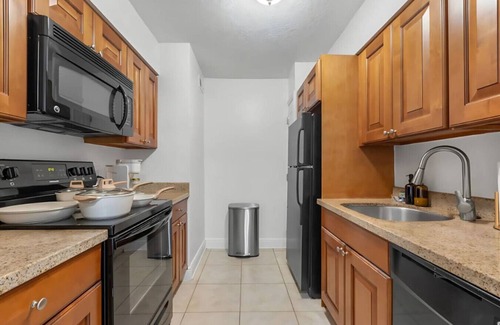 SoHo Apartment | Cozy Bayshore Escape | Pool, Gym, FREE Parking
