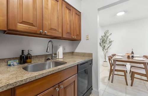 SoHo Apartment | Cozy Bayshore Escape | Pool, Gym, FREE Parking