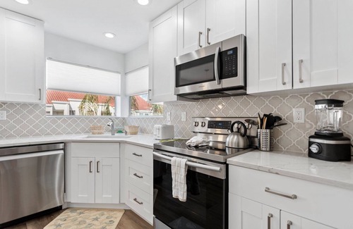 Isla del Sol Condo | Cozy Beach Bliss | Stylish & Inviting