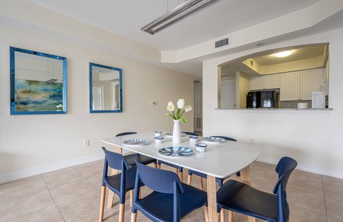 Central Naples Condo | ★Cozy Beach Escape★ 0.9 miles from Clams Pass Beach !