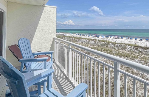 Fort Walton Beach Condo | Cozy beachfront condo with private balcony, shared pool & beach access