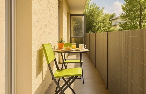 La Jetee Apartment | Cozy Beachside Stay – A/C, Wi-Fi, Comfort & Calm
