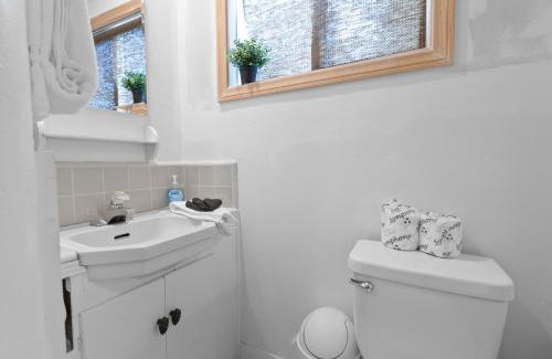 The Village House | Cozy Bear Cottage - Walk to Lake & Village!