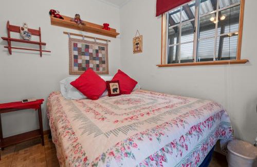 The Village House | Cozy Bear Cottage - Walk to Lake & Village!