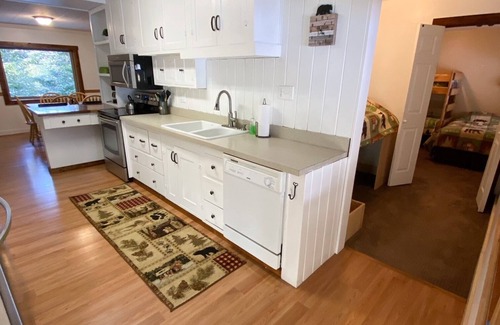 Seeley Lake House | Cozy Bear Den - private house with fenced yard!