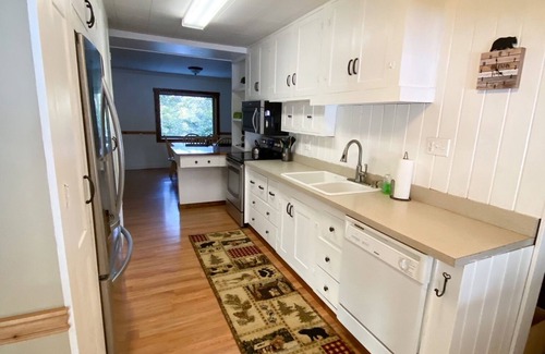Seeley Lake House | Cozy Bear Den - private house with fenced yard!