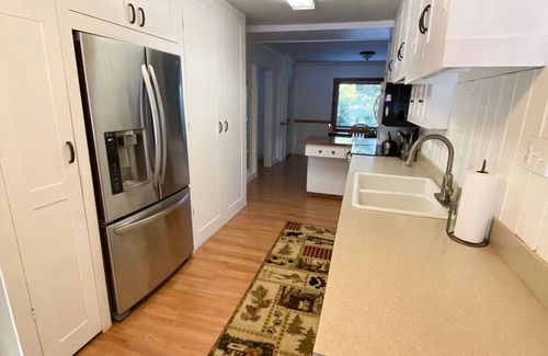 Seeley Lake House | Cozy Bear Den - private house with fenced yard!