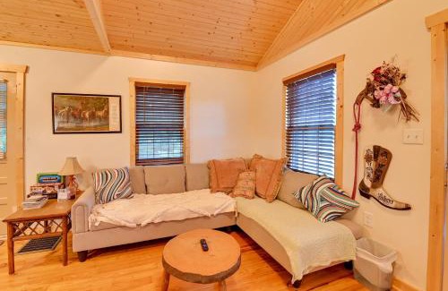 Heidelberg House | Cozy Beattyville Cabin with Fire Pit and Hot Tub