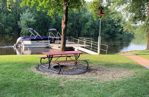 New London Cottage | Cozy beautiful cottage on the Wolf River located 5 miles New London