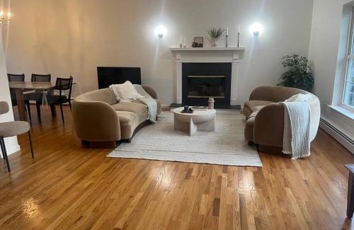 Monroe House | Cozy Beautiful Pondside Luxurious Retreat