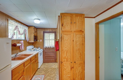 Sherwood Forest Cottage | Cozy Becket Cottage Escape w/Lake Access!