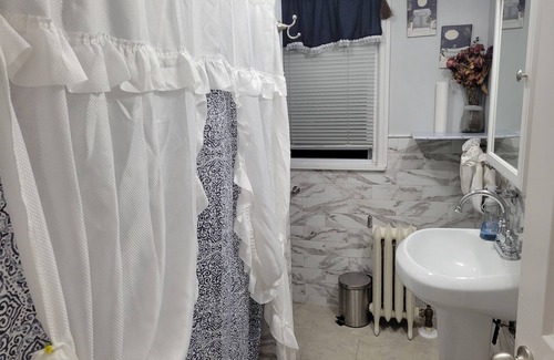 Roselle Bed & Breakfast | Cozy bed & breakfast in charming Roselle with AC, WiFi