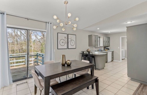 Bella Vista House | Cozy Bike‑In/Out Retreat | Fire Pit, King Bed & Pet‑Friendly
