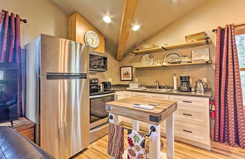 Black Mountain Apartment | Cozy Black Mountain Escape: Walk to Golf & Lake!