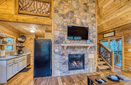 Foxfire Estates Cabin | Cozy Blue Ridge Cabin: Hot Tub, Firepit, and More!