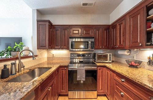Gunbarrel Condo | Cozy Boho Hideaway -Sunlight, Workspace, Trails & Hot Tub