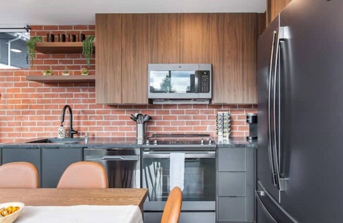 Minor House | Cozy Brand New 2B2B Space Needle View Pet Friendly