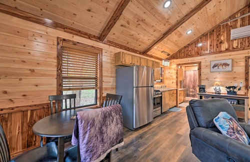 Broken Bow House | Cozy Broken Bow Cabin, Walk to the Lukfata Creek!