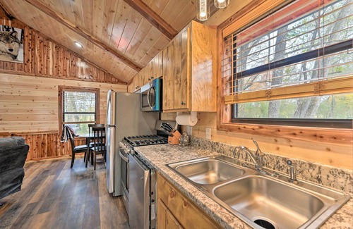 Broken Bow House | Cozy Broken Bow Cabin, Walk to the Lukfata Creek!
