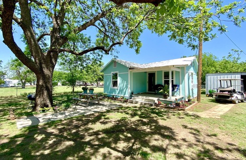 Graford House | Cozy Bungalow, close to the lake.