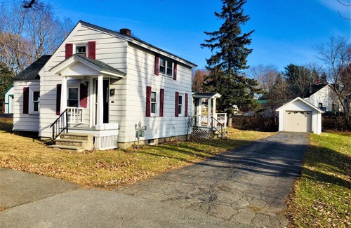 Bangor House | Cozy Bungalow Style Home