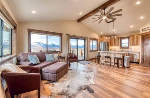 Corvallis House | Cozy bungalow with fantastic mountain views.