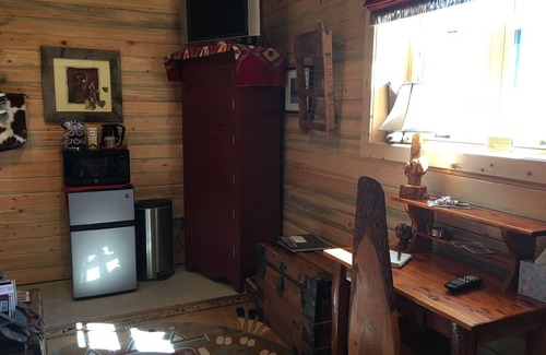 Cody Cabin | Cozy, Bunkhouse Room For Two in Owners Cabin with Outdoor Kitchen