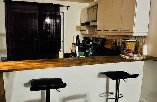 Sainte-Marthe-sur-le-Lac Condo | Cozy Retreat: 2BR Haven with Warm Touches