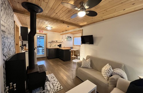 Miller Lake Cottage | Cozy Cabin 20m South of Tobermory-firepit, yard & gorgeous backyard spa
