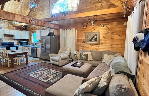 Moundville Cabin | Cozy Cabin 25 minutes from UofA!
