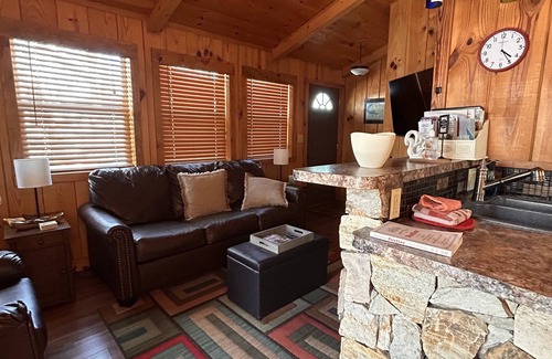 Cleveland Cabin | Cozy cabin and fall leaves! Swim, Horses, hiking, lake and 3 mi from Helen!