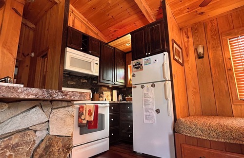 Cleveland Cabin | Cozy cabin and fall leaves! Swim, Horses, hiking, lake and 3 mi from Helen!