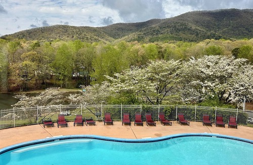 Cleveland Cabin | Cozy cabin and fall leaves! Swim, Horses, hiking, lake and 3 mi from Helen!
