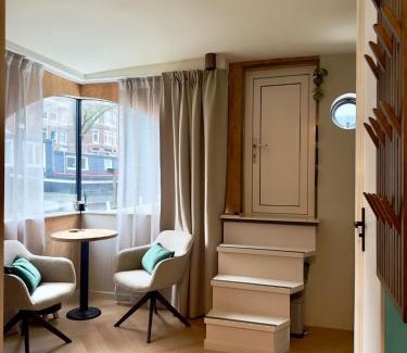 Jordaan Boat Rental | Cozy Cabin at houseboat