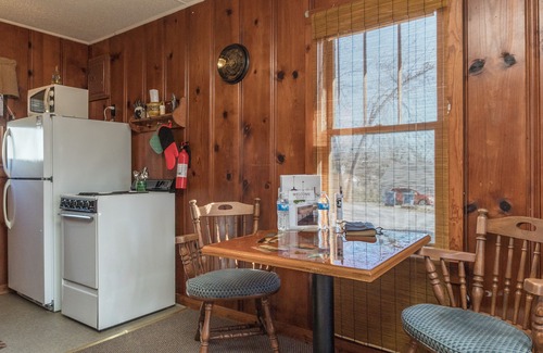 Rockaway Beach Apartment | Cozy Cabin at Rockaway Rentals near Branson