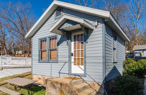 Rockaway Beach Apartment | Cozy Cabin at Rockaway Rentals near Branson
