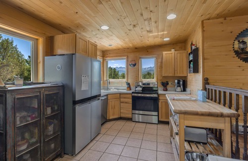 Pleasant Valley Cabin | Cozy Cabin - Beautiful Views of the Surrounding Peaks - Hot Tub