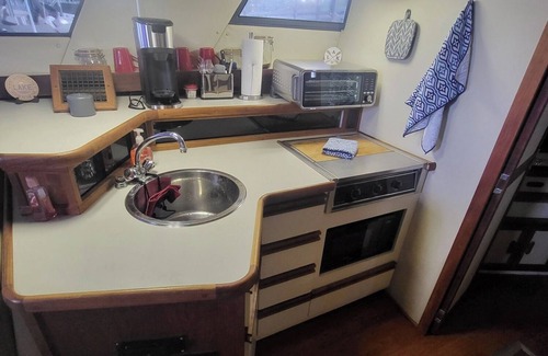 Lenoir City Boat Rental | Cozy cabin cruiser at beautiful WindRiver Marina in Lenoir City, TN