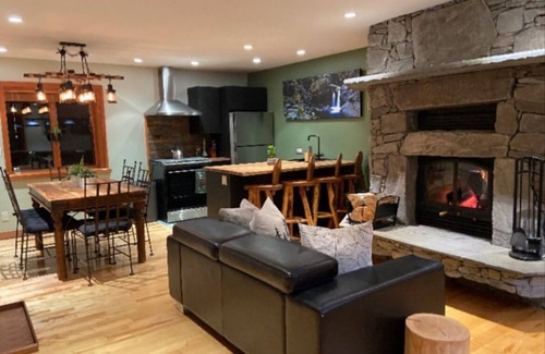 Gramsons Ski Chalet | Cozy Cabin + Entertainment