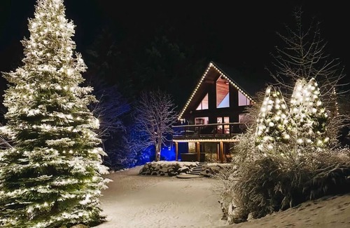 Gramsons Ski Chalet | Cozy Cabin + Entertainment