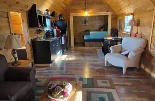 Primrose House | Cozy Cabin for 2 in the Heart of RRG!