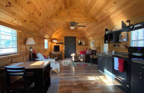Primrose House | Cozy Cabin for 2 in the Heart of RRG!