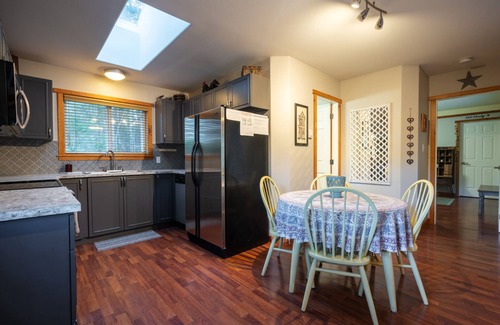 Metchosin Cabin | Cozy Cabin Getaway. Fireplace, king bed, hot tub, Pet OK.